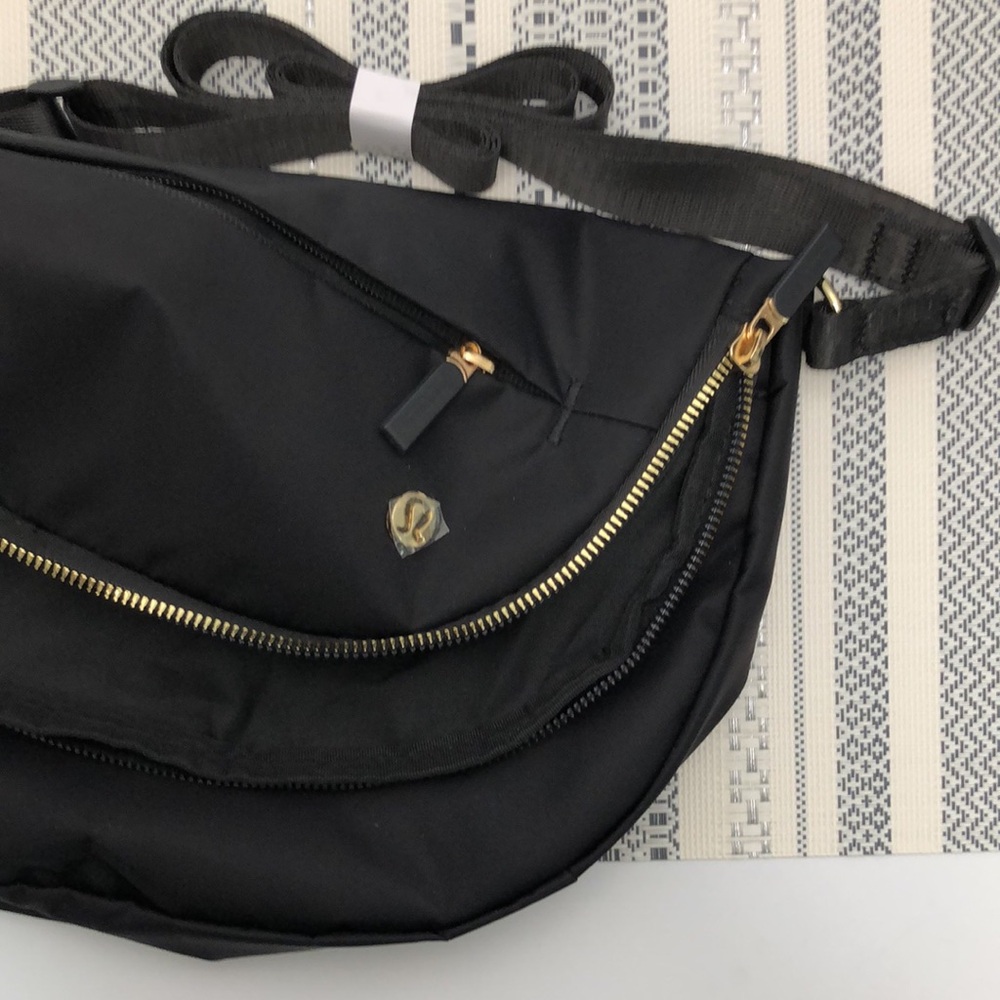 💋Lululemon All Night Festival Bag 5L - Black w/ Gold Hardware Crossbody Sling - Picture 5 of 5